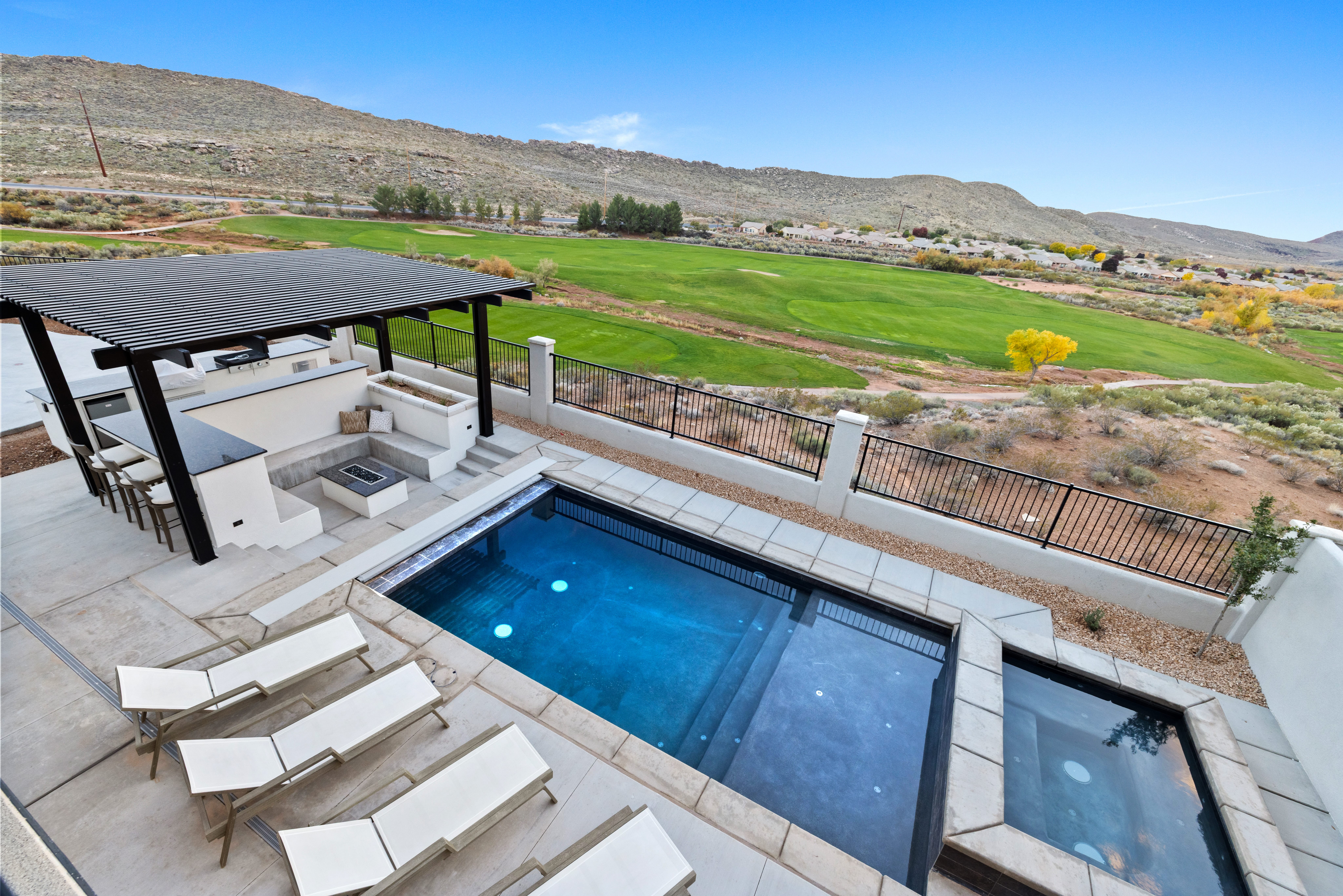 Southern Utah Luxury Inc pool overlook